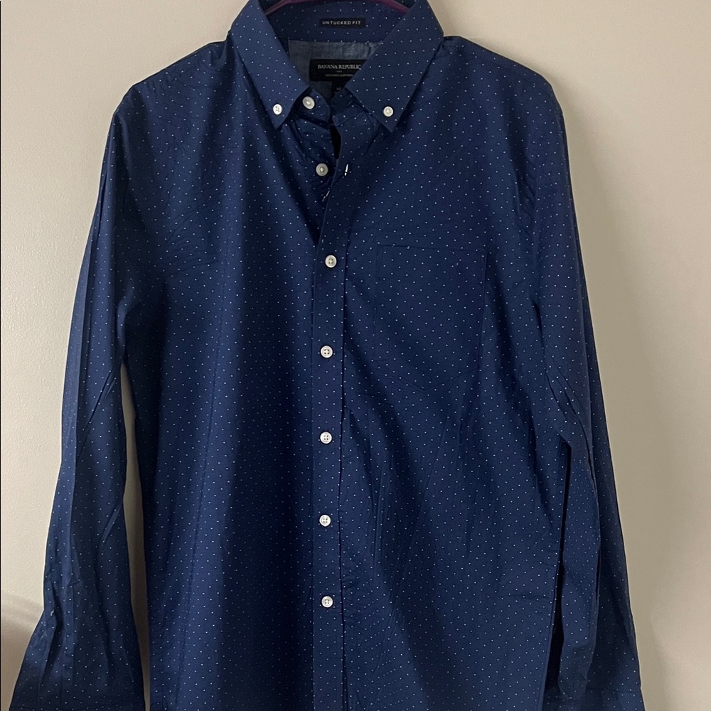 Banana Republic Navy Polkadot untucked shirt with a single pocket. Mens. - Picture 6 of 11